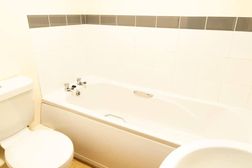 *New* 2-Bed Modern Apartment Burton-upon-Trent Eksteriør billede